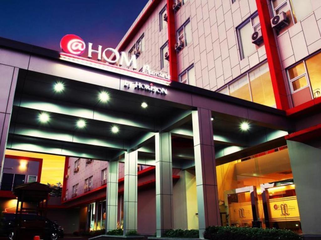 @Hom Premiere Cilacap Buitenkant foto