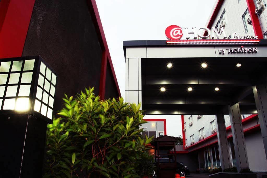 @Hom Premiere Cilacap Buitenkant foto