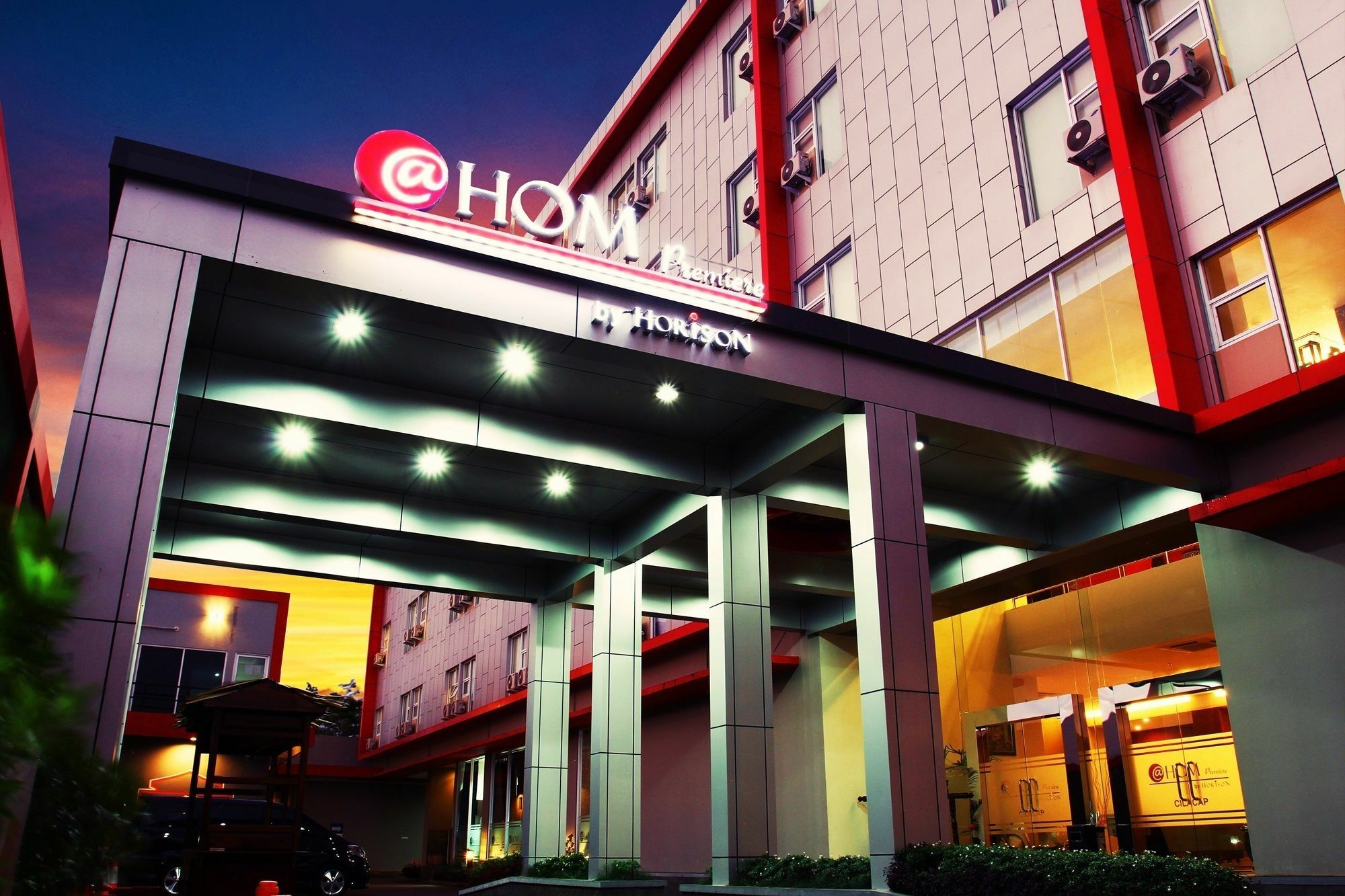 @Hom Premiere Cilacap Buitenkant foto